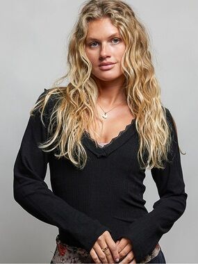 ❤️Hello Gorgeous! POL V-Neck Long Sleeve Ribbed Outseam Top with Lace-Accent